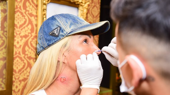Valesca Popozuda faz tatuagem com referência de nova música e coloca piercing no nariz