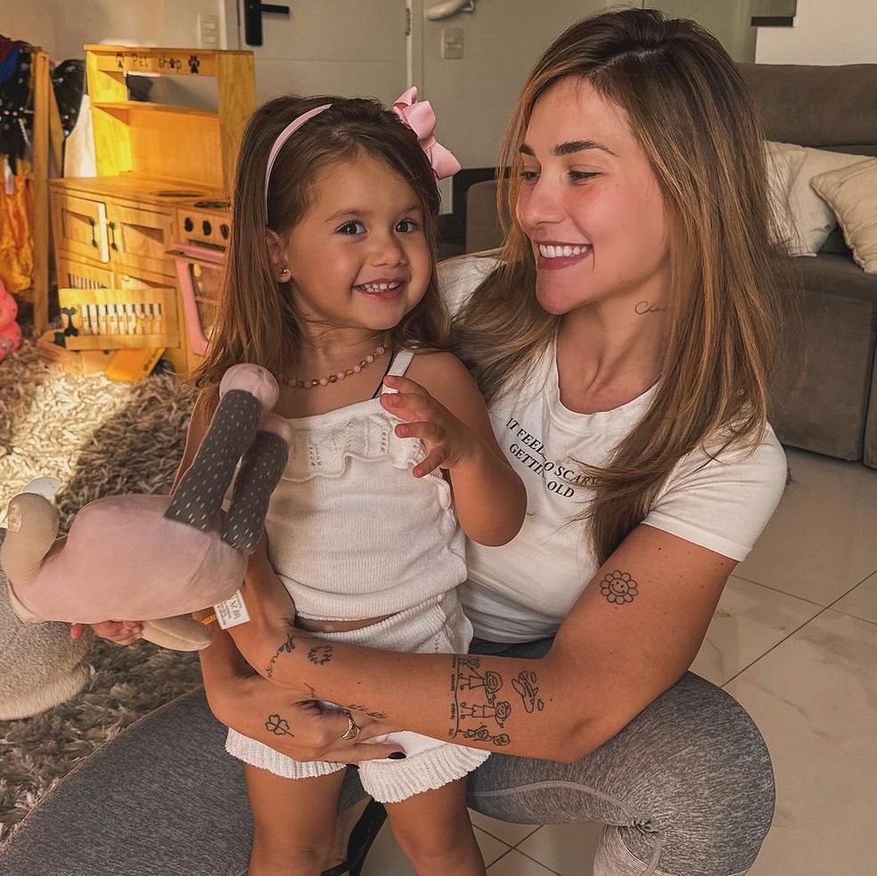 Virginia Fonseca relata 2º dia de aula da filha após contratar dois  seguranças para acompanhá-la