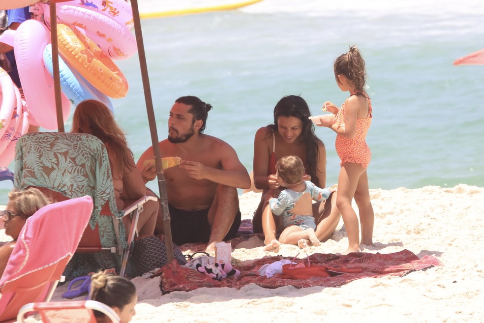 Yanna Lavigne e Bruno Gissoni na praia com os filhos — Foto: Fabricio Pioyani AgNews