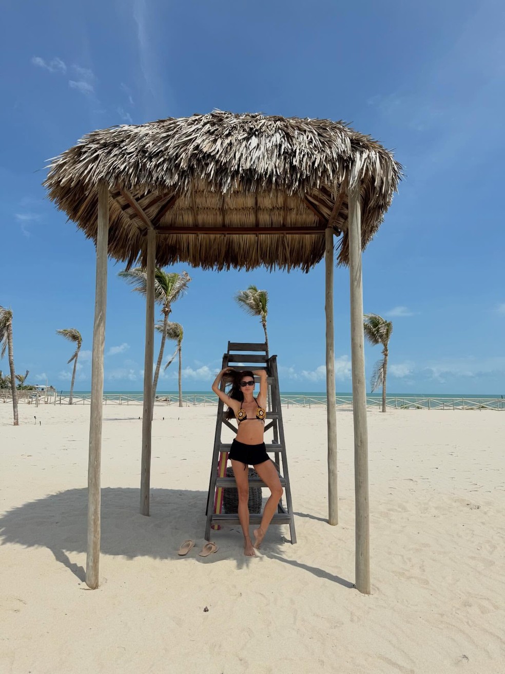 De biquíni de crochê e florzinha, Thaila Ayala esbanja carão e corpão durante viagem em família — Foto: Reprodução/Instagram