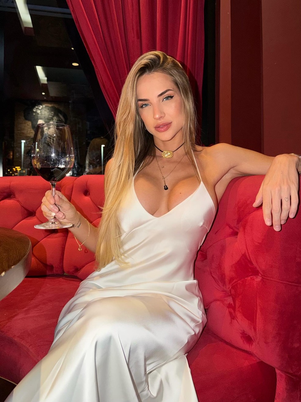 Gabi Martins posa com vestido decotado — Foto: Reprodução/Instagram