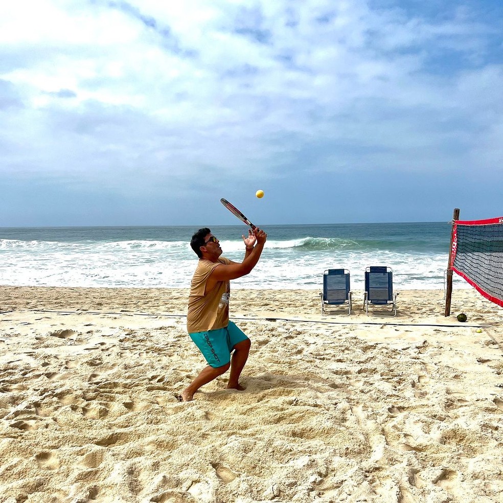 André Marques treina beach tennis na praia do Recreio — Foto: Reprodução/Instagram