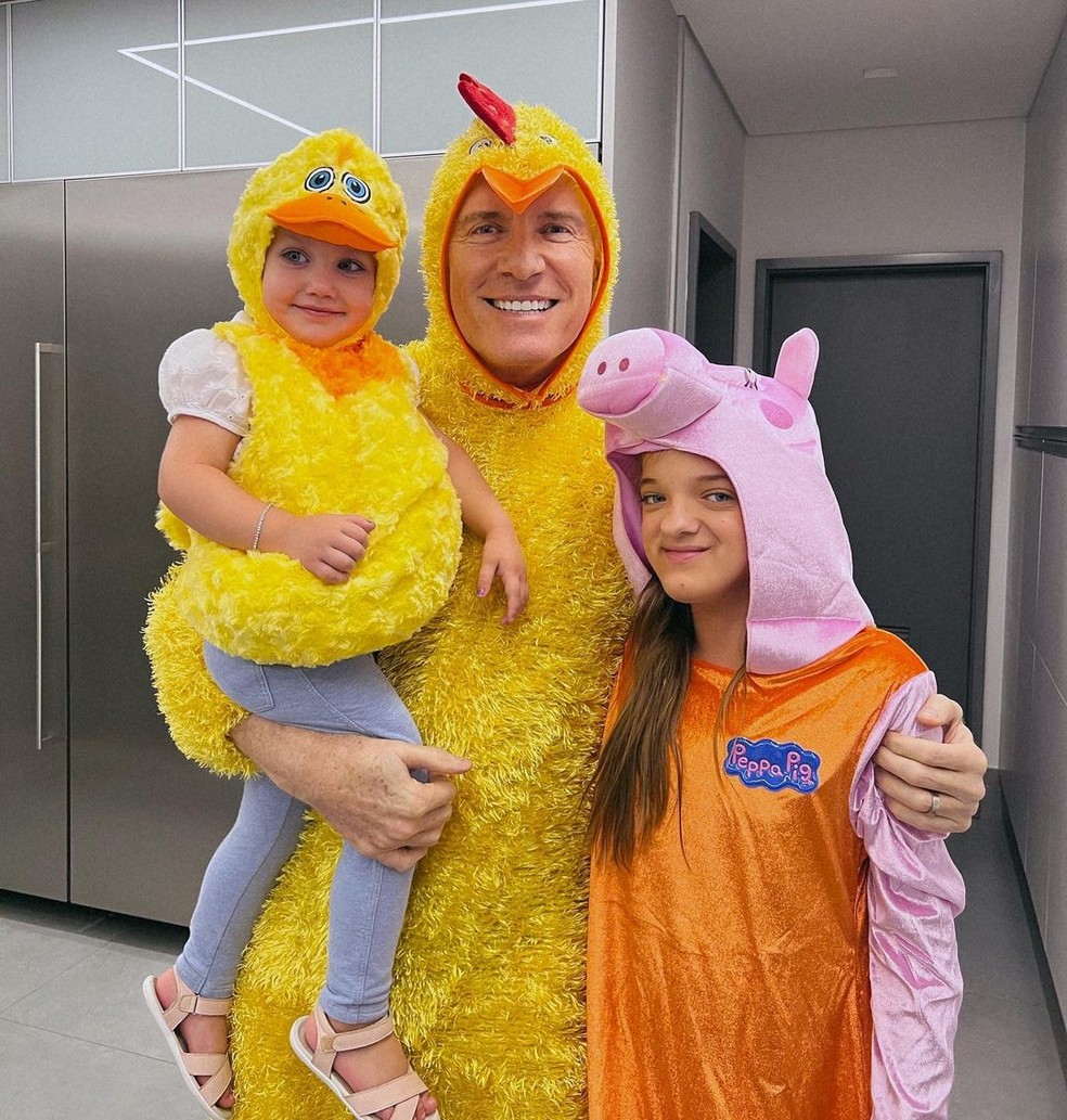 Roberto Justus com as filhas Rafaella Justus e Vicky — Foto: Reprodução/Instagram