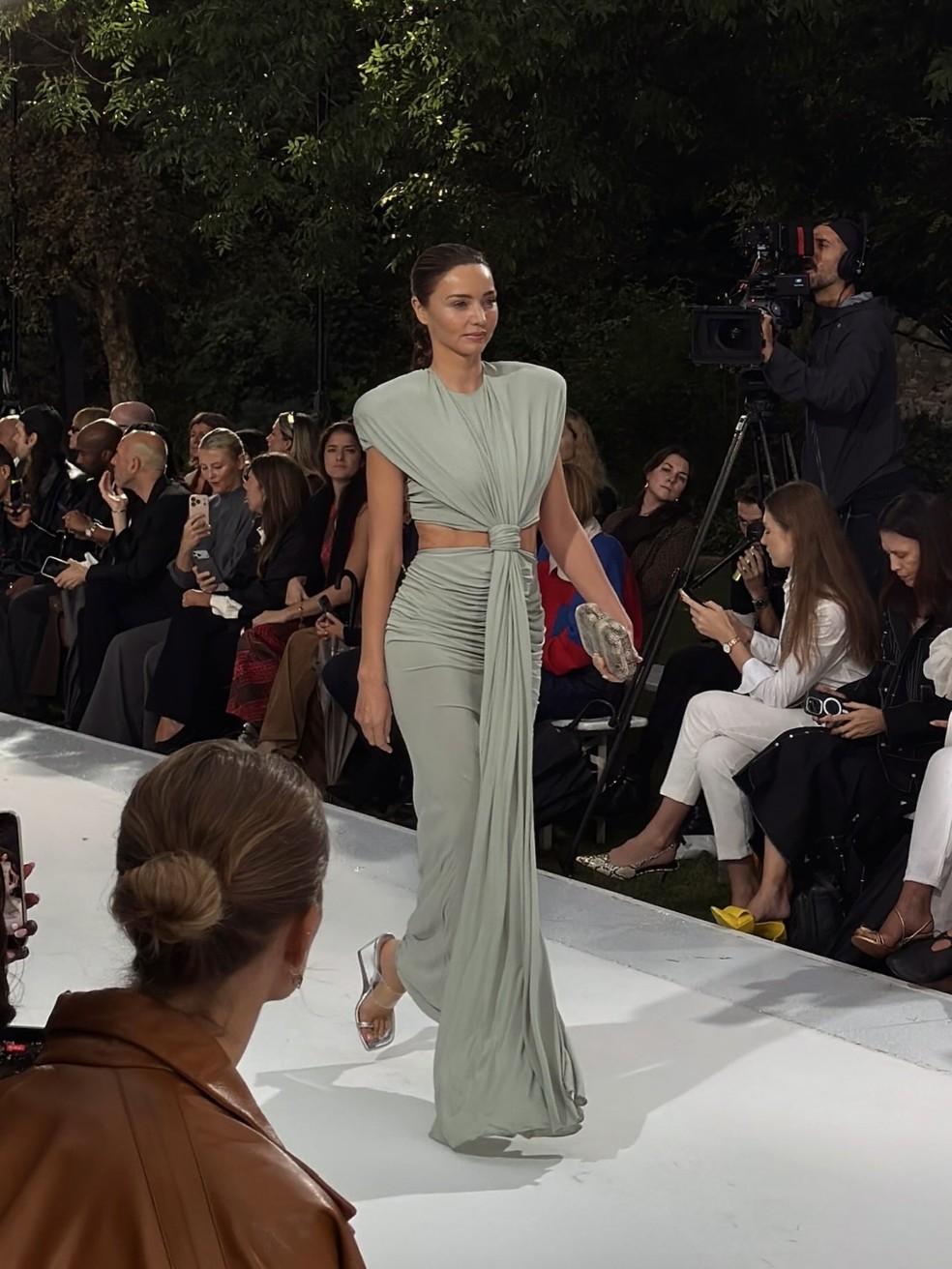 Miranda Kerr na Semana de Moda de Paris 2026 — Foto: Reprodução | Instagram