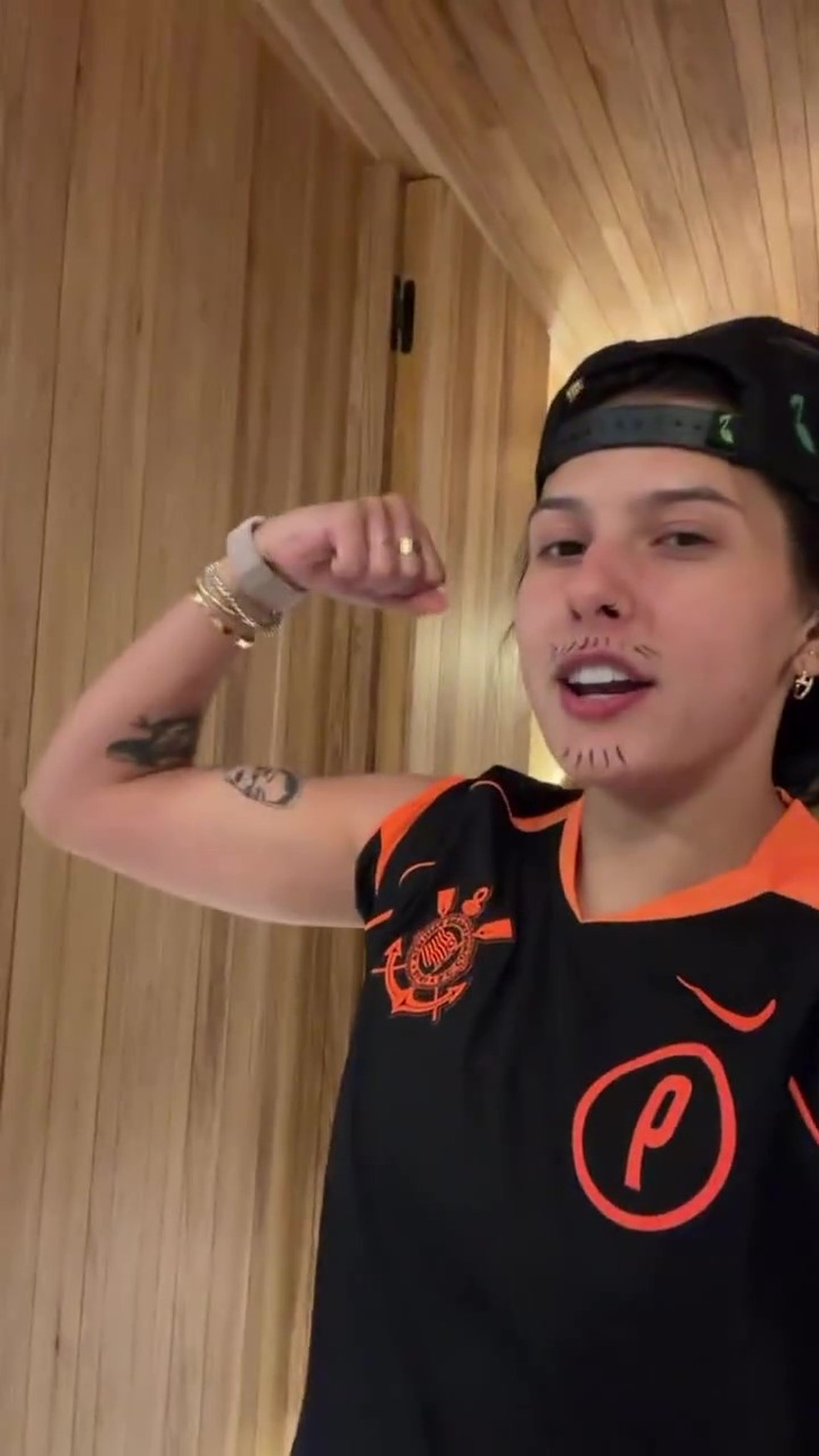 Ana Castela caracterizada 'como homem' em festa com amigas — Foto: Reprodução/Instagram