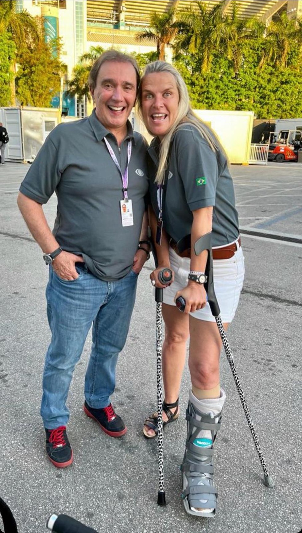 De muletas e com pé imobilizado, Mariana Becker registra encontro com o comentarista Reginaldo Leme nos bastidores do GP de Miami, nos Estados Unidos, em 2022 — Foto: Arquivo pessoal