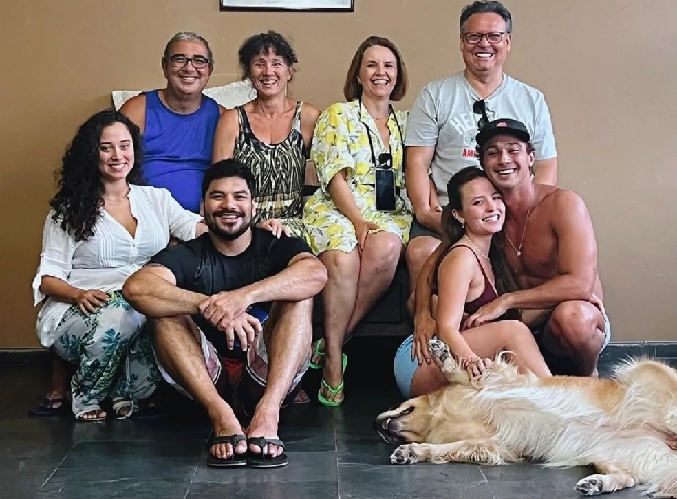 Larissa Manoela e André Luiz Frambach reuniram as famílias em agosto de 2022 — Foto: Reprodução/Instagram