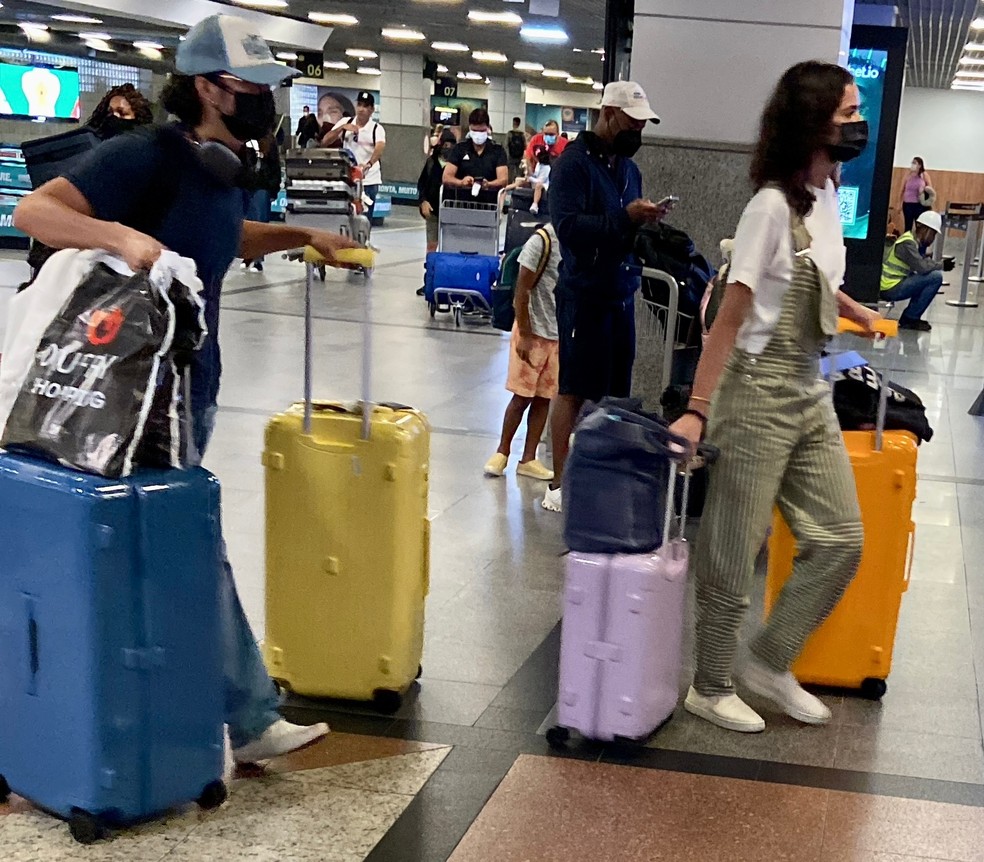 Sasha e João Figueiredo desembarcam em Salvador para Réveillon com Marquezine e Xolo — Foto: QUEM