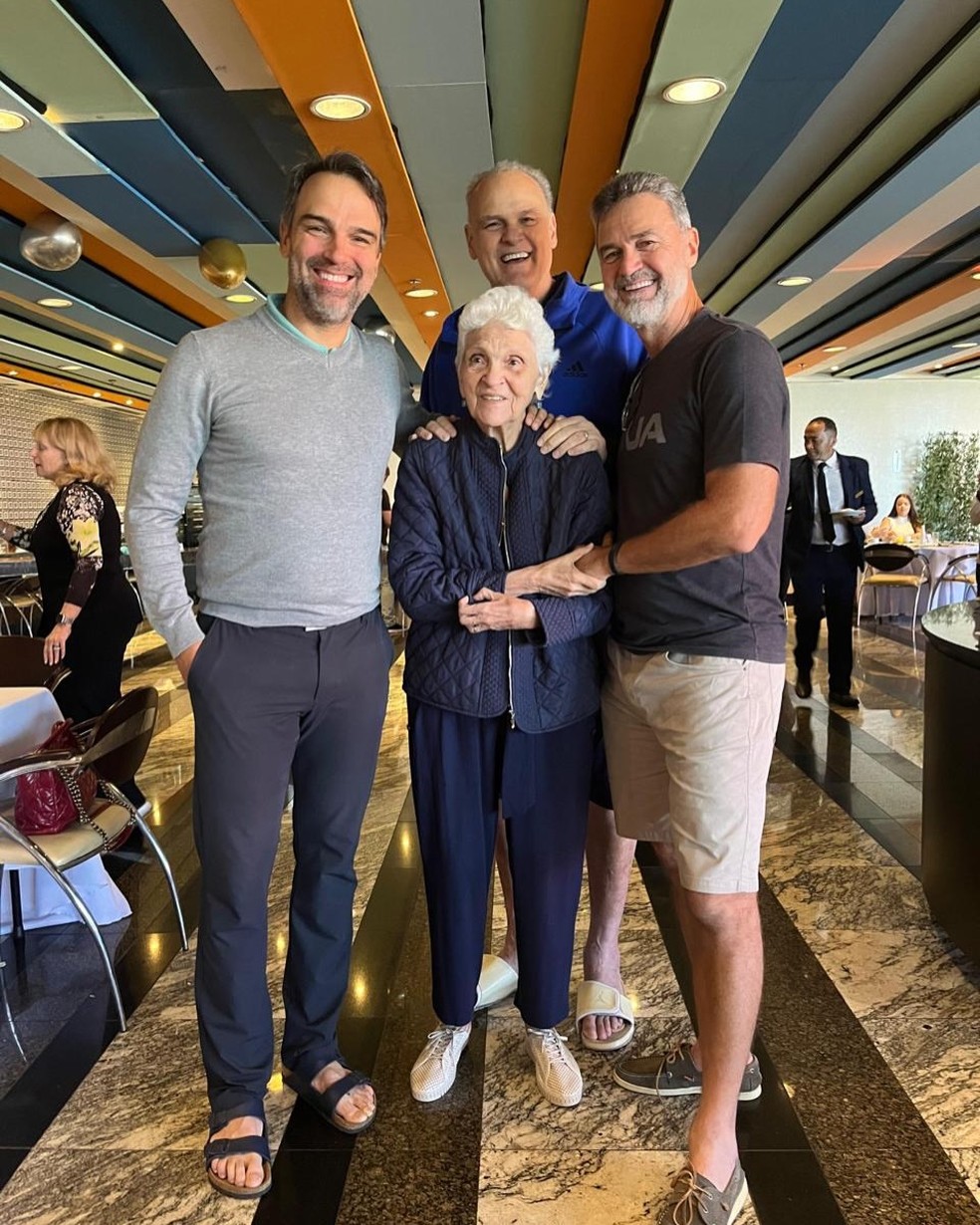 Tadeu Schmidt se despede da m�e e � consolado: 'Dificuldade pra aceitar que nunca mais vou te ver' � Foto: Reprodu��o/Instagram