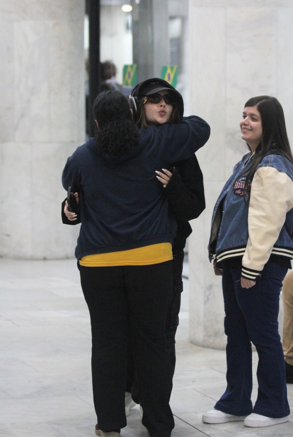 Jade Picon tira foto com fãs ao ser reconhecida em aeroporto — Foto: Adão/Agnews