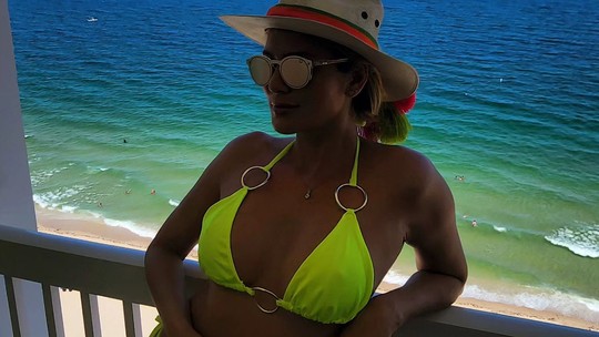 Lívia Andrade usa biquíni neon e aproveita sol nos EUA; fotos