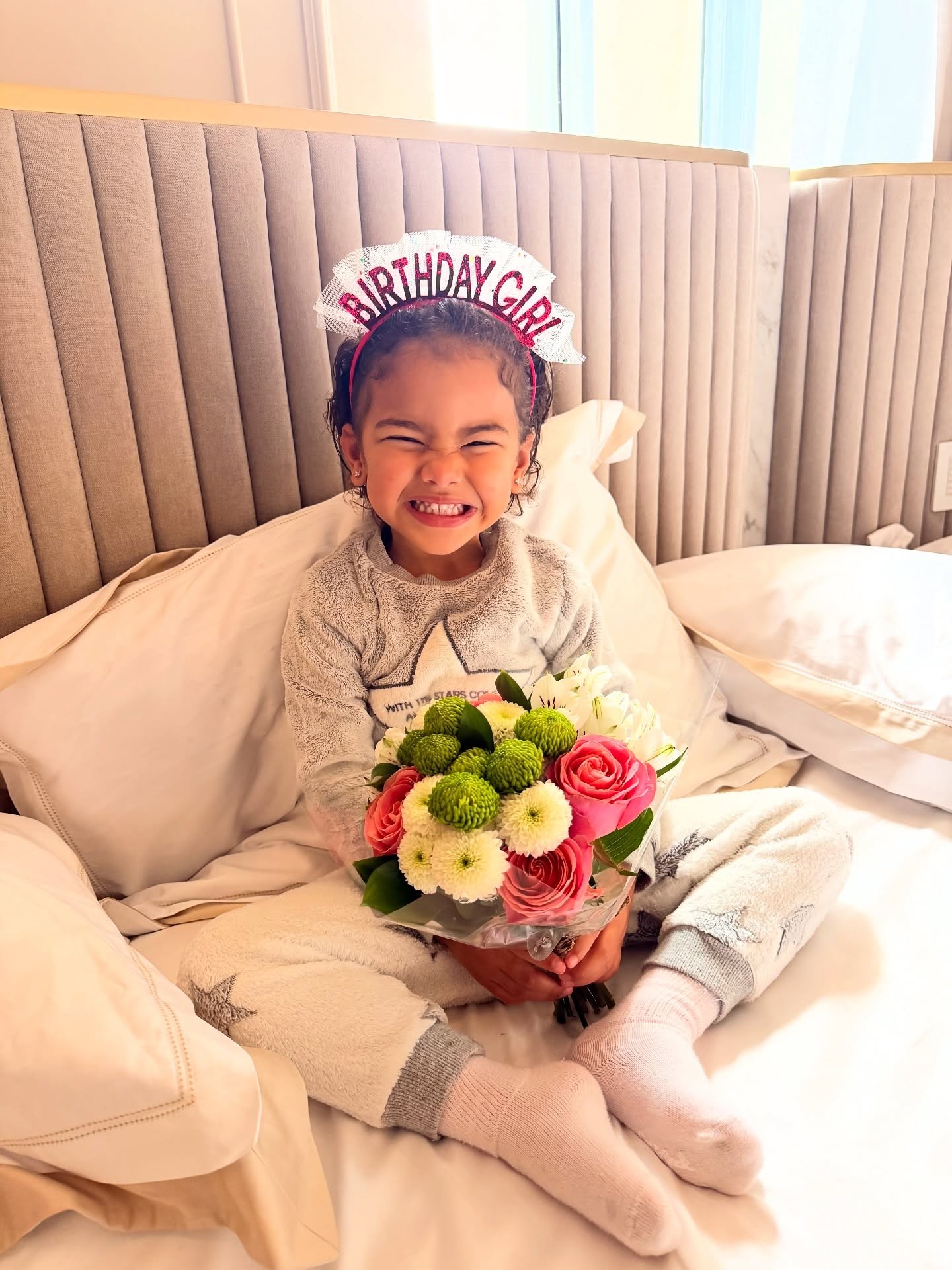 Filha de Neymar e Bruna Biancardi acorda 'coroada' no dia do aniversário