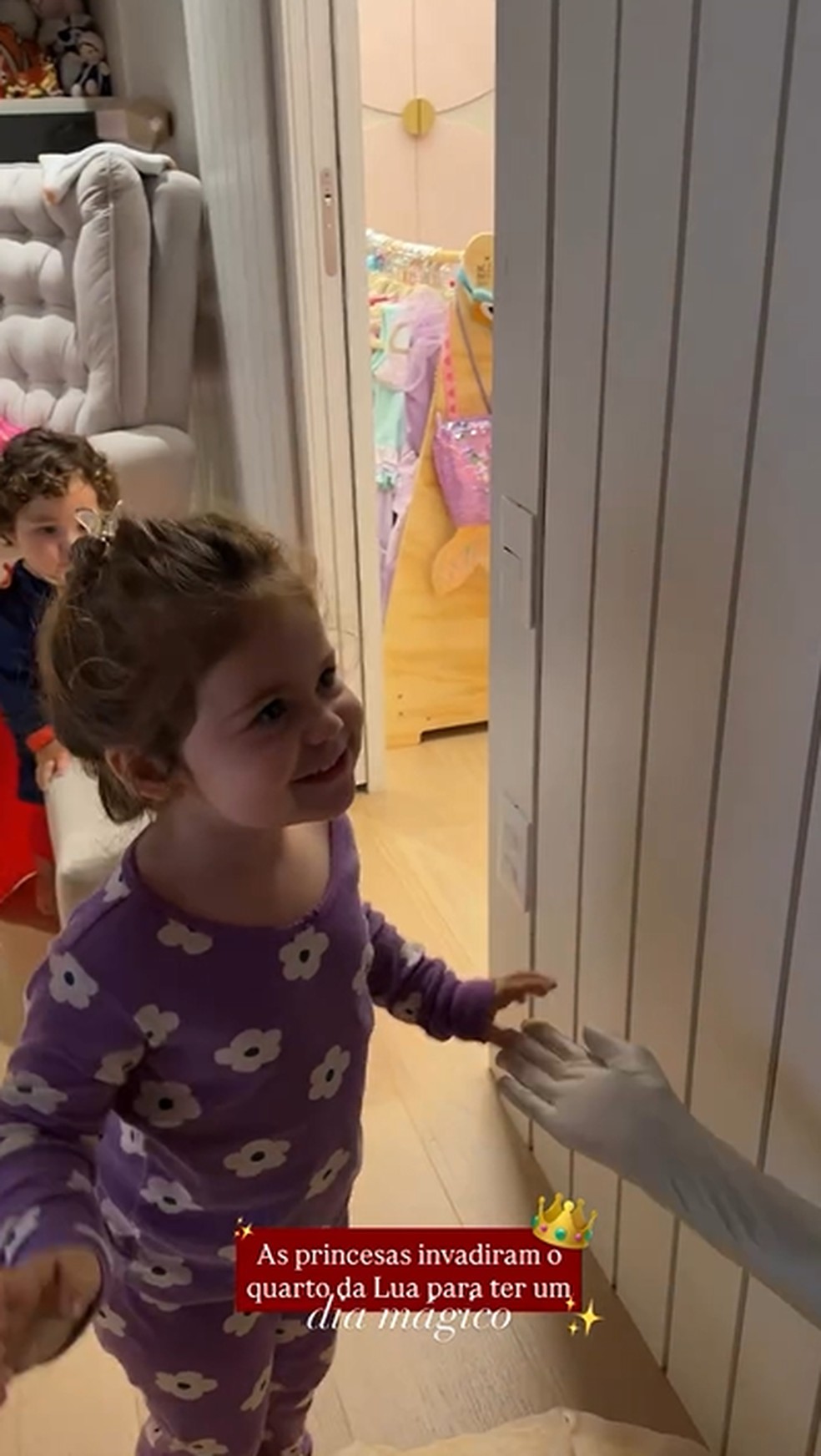 Filha de Viih Tube faz 3 anos e ganha spa com princesas, escalda-pés ...