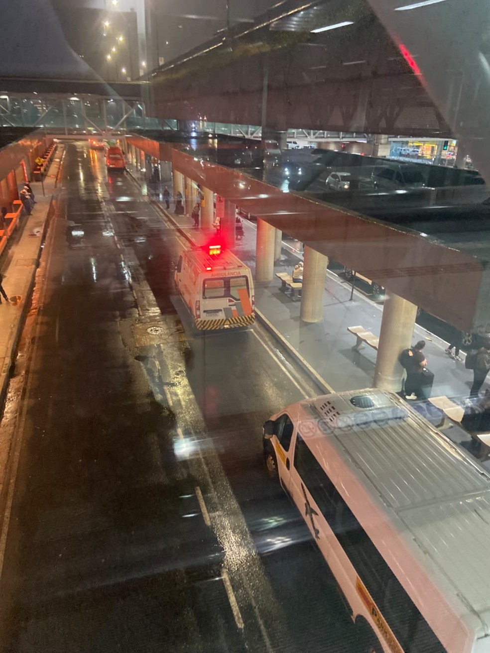 Mulher de Rick passa mal e deixa aeroporto de Guarulhos de ambulância — Foto: Denilson Santos/Agnews