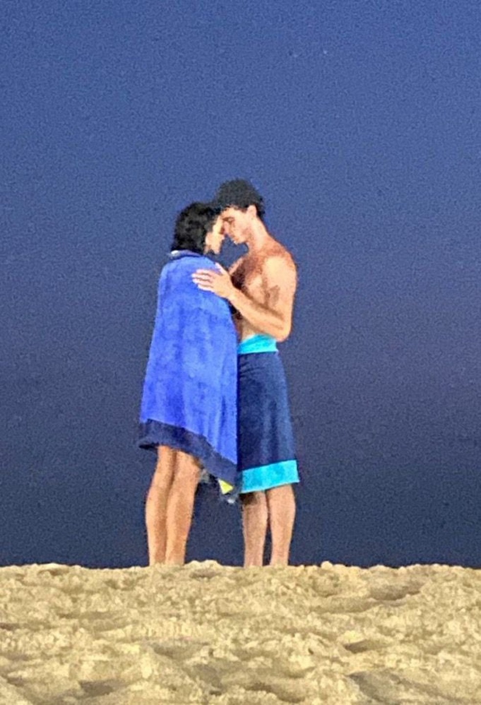 Bruna Marquezine e Shawn Mendes surgem em clima de romance em praia no Rio — Foto: Reprodução/ X