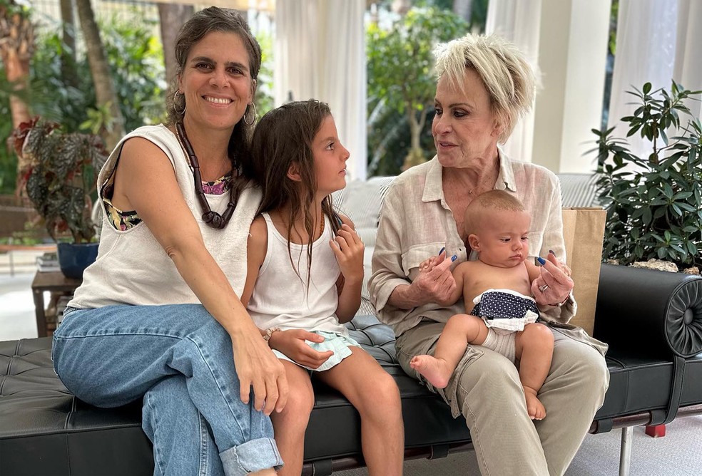 Filha parabeniza Ana Maria Braga e mostra a mãe com as netas; confira