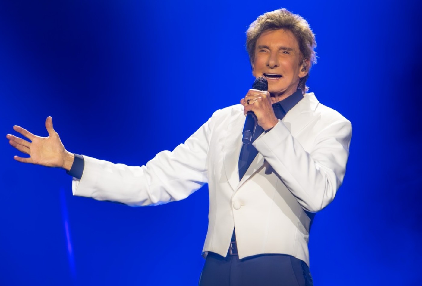 Barry Manilow anuncia pausa na turnê após cancelar shows em meio ao tratamento de câncer de pulmão - QTU Questões do Universo