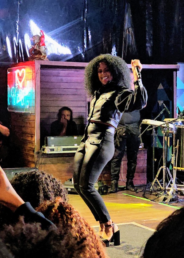 Aniversariante, ex-BBB Marvvila ganha festa surpresa de família e ...