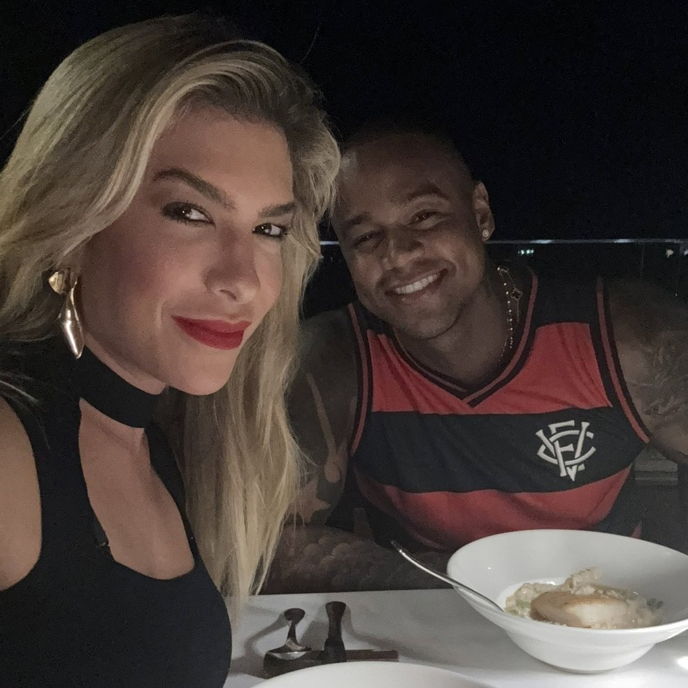 Léo Santana usa regata de time em jantar romântico com Lore Improta — Foto: Reprodução/Instagram