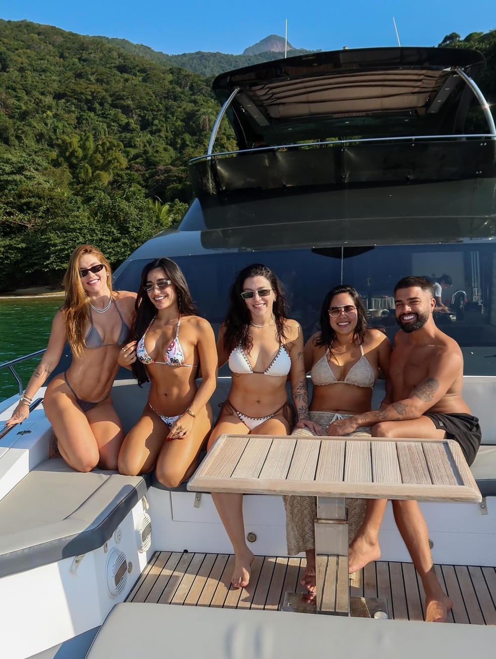 Virginia com os amigos durante passeio de barco — Foto: Reprodução/ Instagram