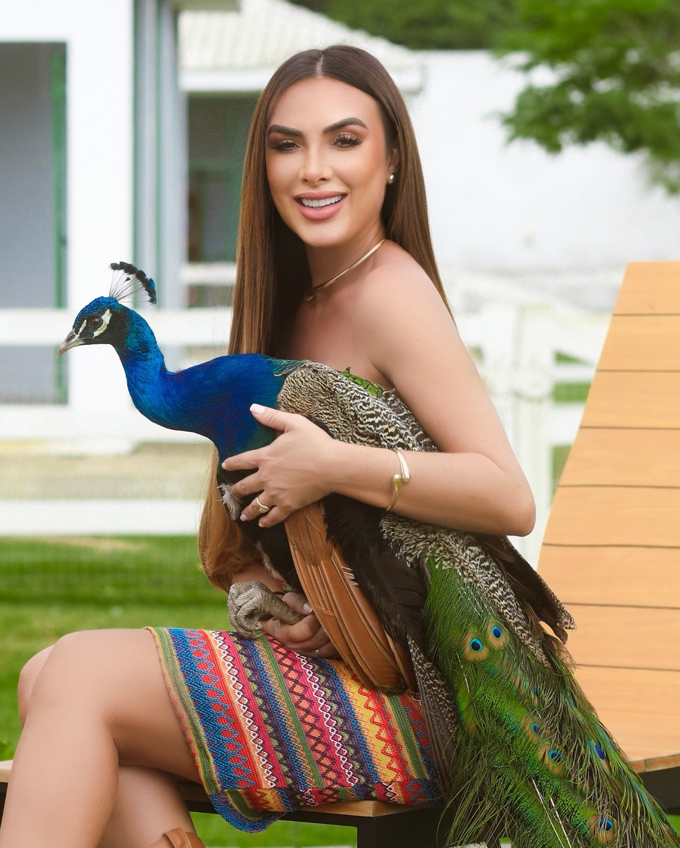 Nicole Bahls com o pavão 'Diego Martins' — Foto: Reprodução/Instagram