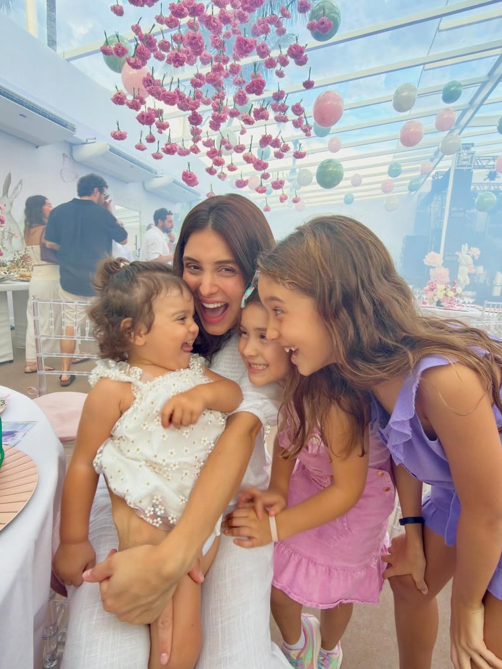 Letícia Almeida ao lado das filhas — Foto: Reprodução/Instagram