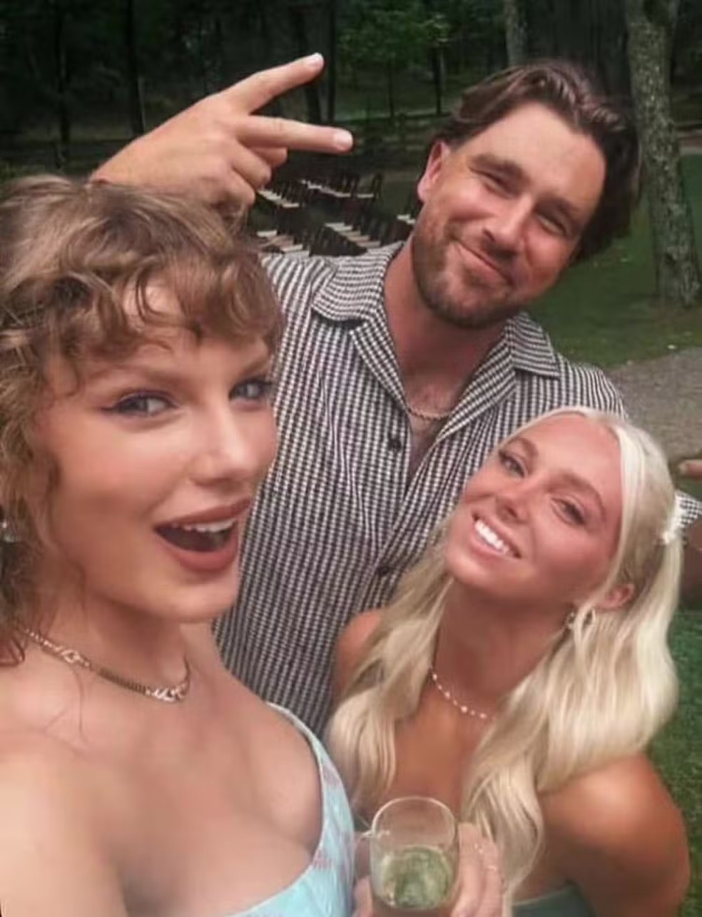 Taylor Swift e Travis Kelce em festa de casamento — Foto: Reprodução/Instagram