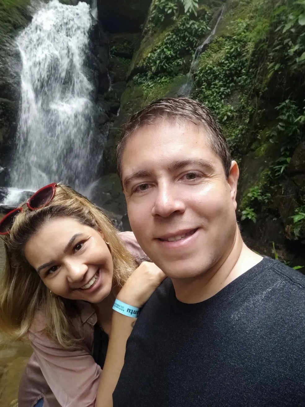 Noiva do apresentador Marcus Marinho morre em acidente de trânsito a dois meses do casamento