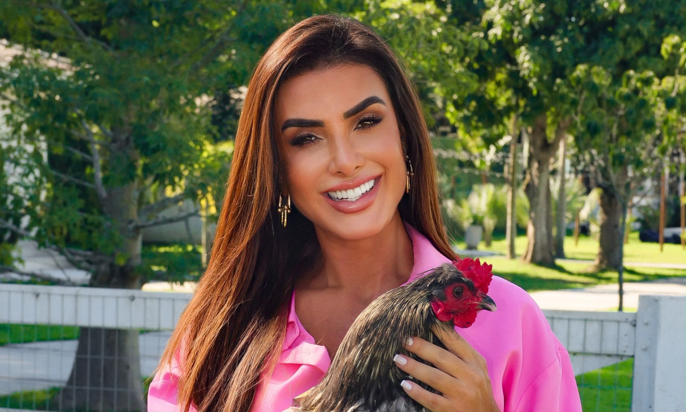 Nicole Bahls promete festa de Halloweeen para suas galinhas: 'Têm direito'
