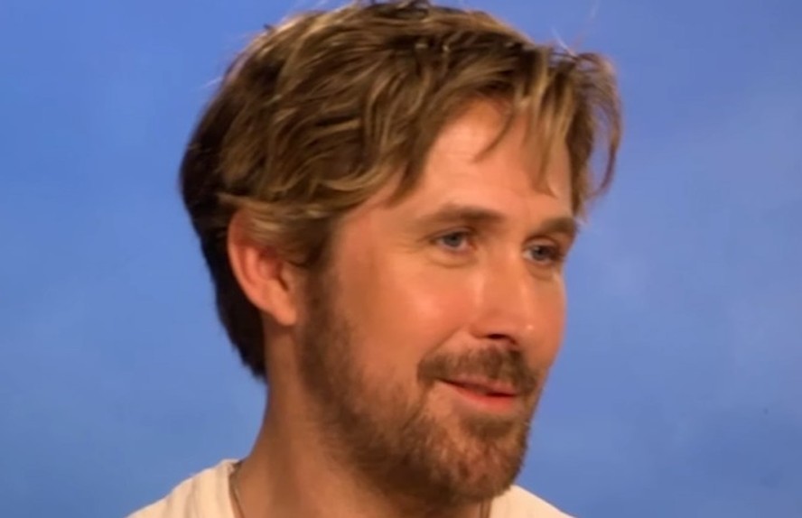 Ryan Gosling usa camiseta em homenagem a Eva Mendes durante entrevista