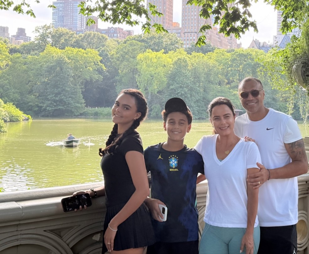Luciele Camargo e Denílson com os filhos, Maria Eduarda e Davi, no Central Park, em Nova York — Foto: Reprodução/Instagram