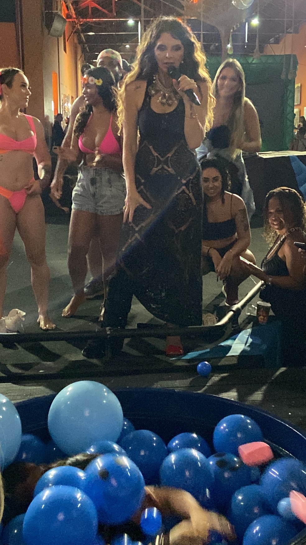 Luiza Ambiel revivendo a Banheira do Gugu em festa no Rio — Foto: Quem