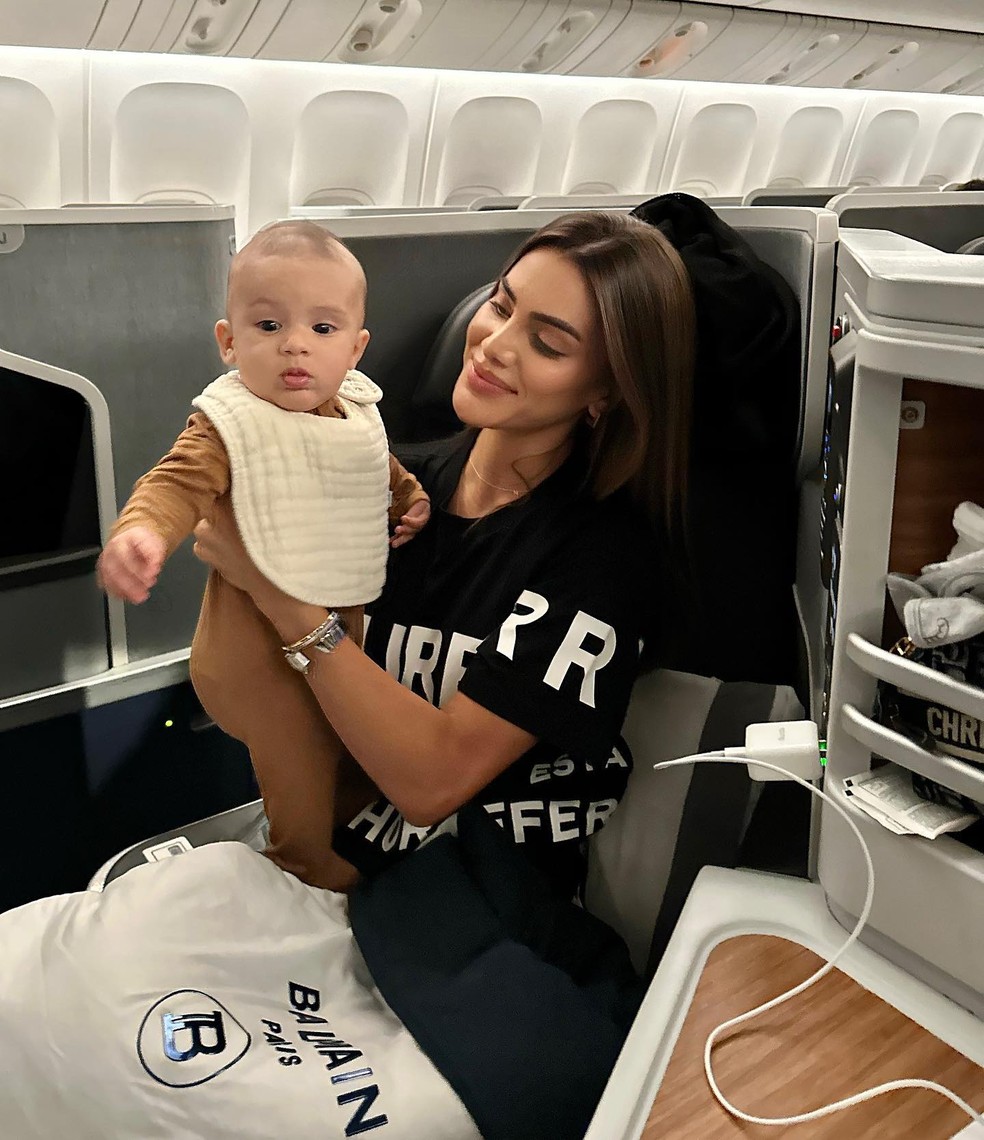 Camila Coelho leva filho para primeira viagem de avião: 'Férias em
