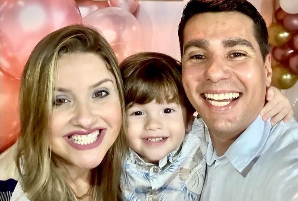 Giselle Policarpo com o marido,  Rocini Tavares, e o filho, João, de 2 anos — Foto: Reprodução/Instagram