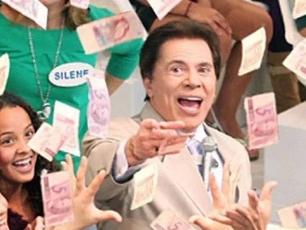 Silvio Santos atira notas com seu clássico bordão: 