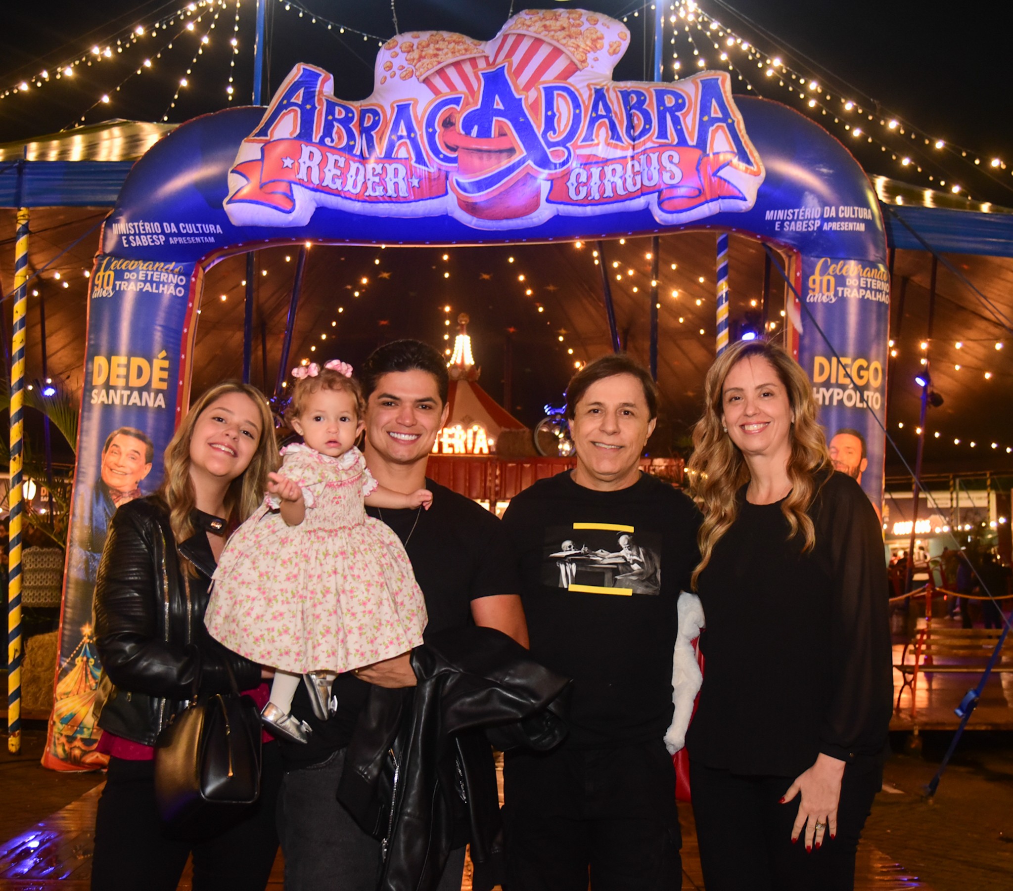 Tom Cavalcante curte noite de circo com esposa, filha, genro e netinha
