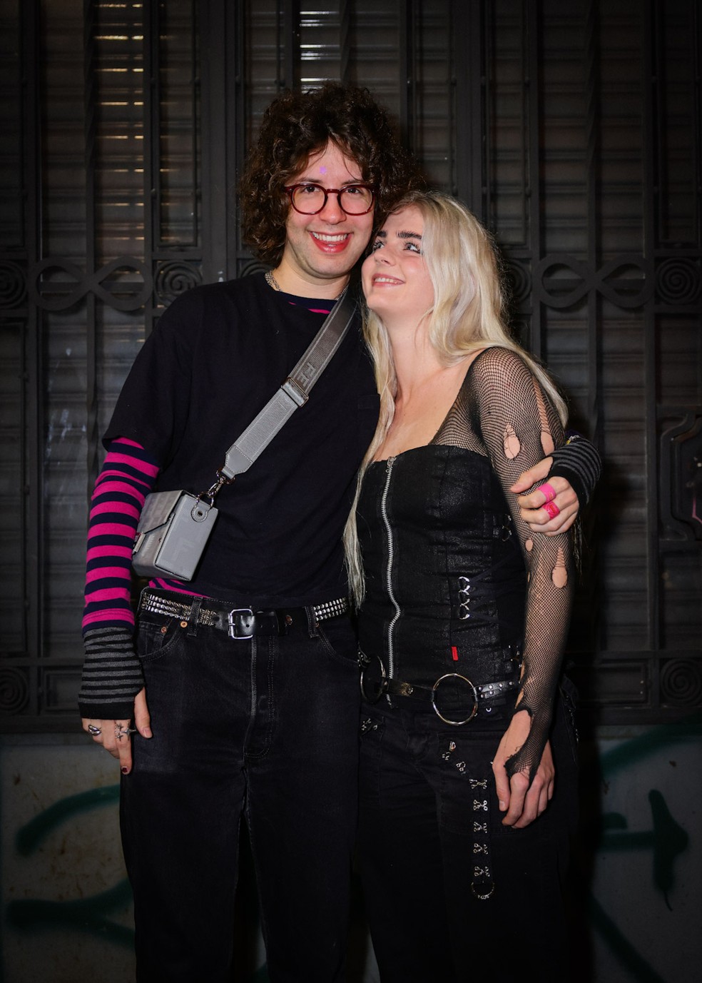 Lucas Jagger e a namorada — Foto: Manuela Scarpa/BrazilNews