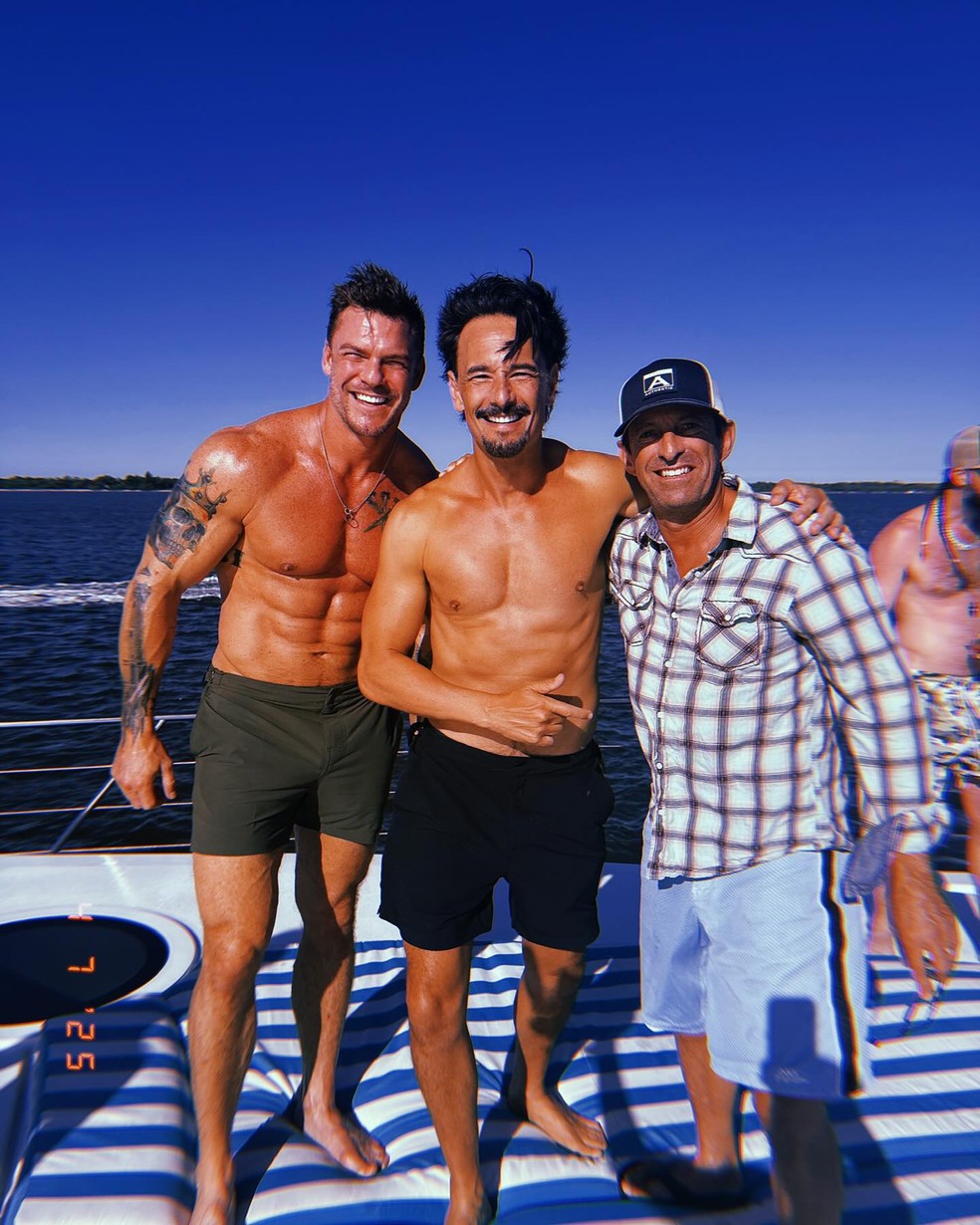 Astro de 'Reacher' exibe tanquinho ao lado de Rodrigo Santoro em folga ...