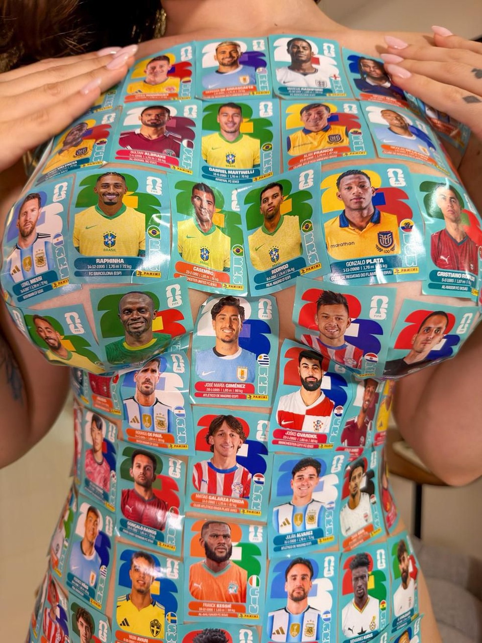 Kerolay Chaves transforma o próprio corpo em álbum da Copa do Mundo — Foto: @kerolay_chaves | CO ASSESSORIA