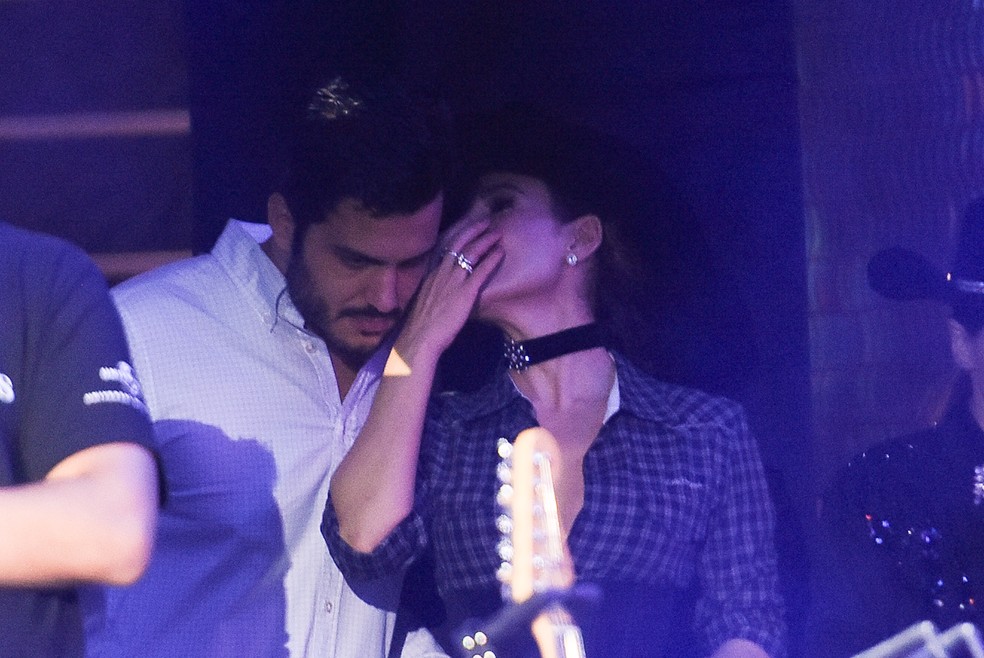 Novo affair? Paula Fernandes assiste show de Simone Mendes agarradinha em moreno misterioso &mdash; Foto: BrazilNews