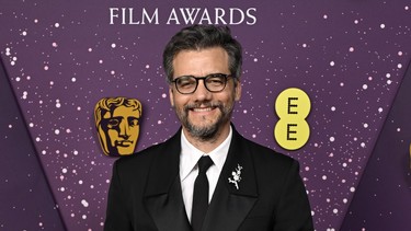 Ator Wagner Moura cruza tapete vermelho do Bafta