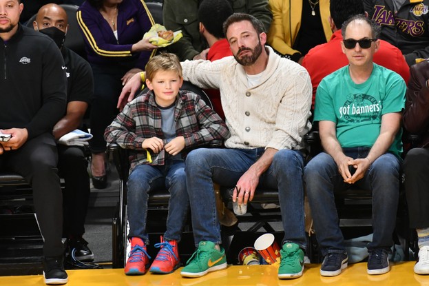 Ben Affleck e o filho, Samuel, em partida do Los Angeles Lakers