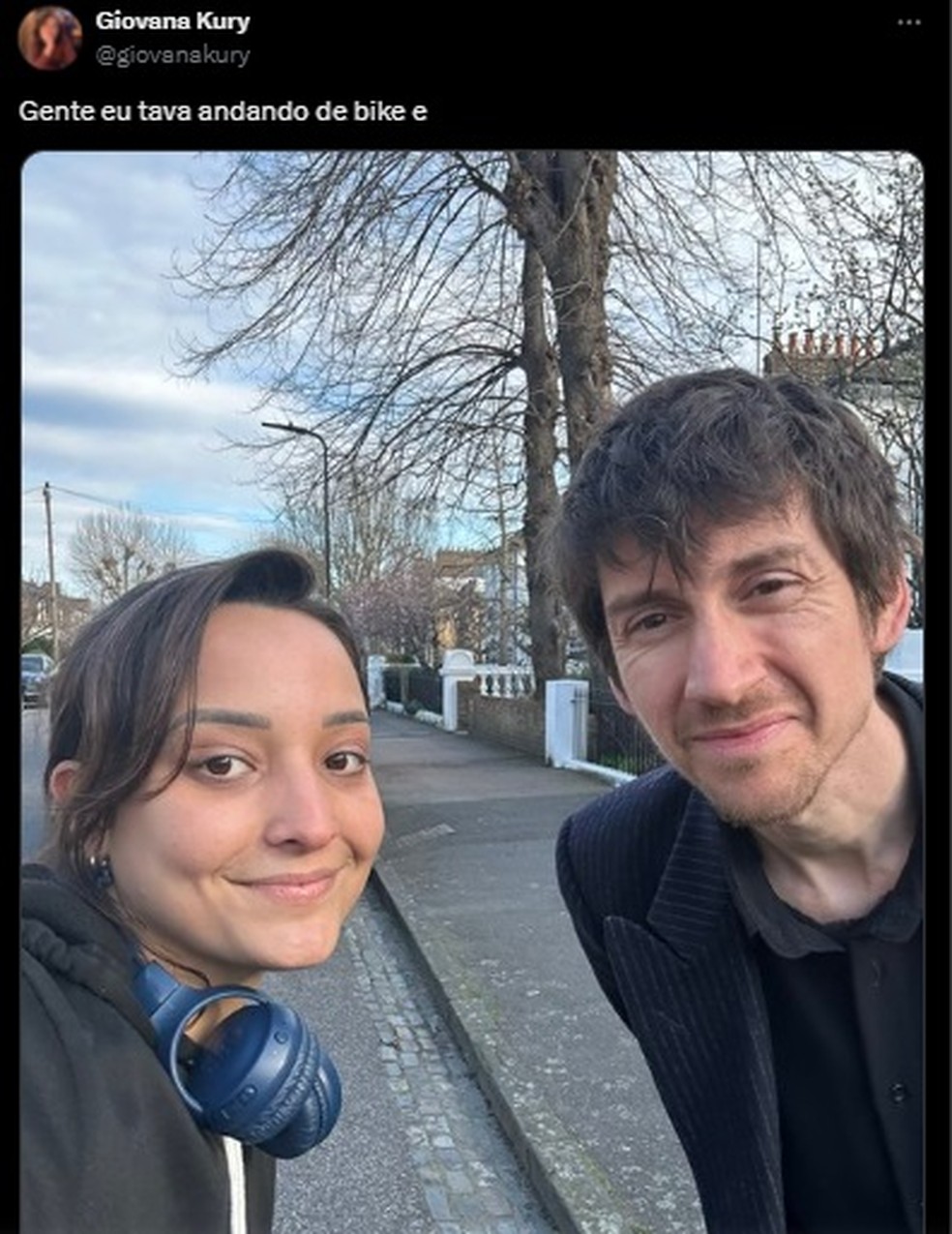 Fã tieta Alex Turner, do Artic Monkeys, nas ruas de Londres e aparência divide opiniões — Foto: Reprodução/X