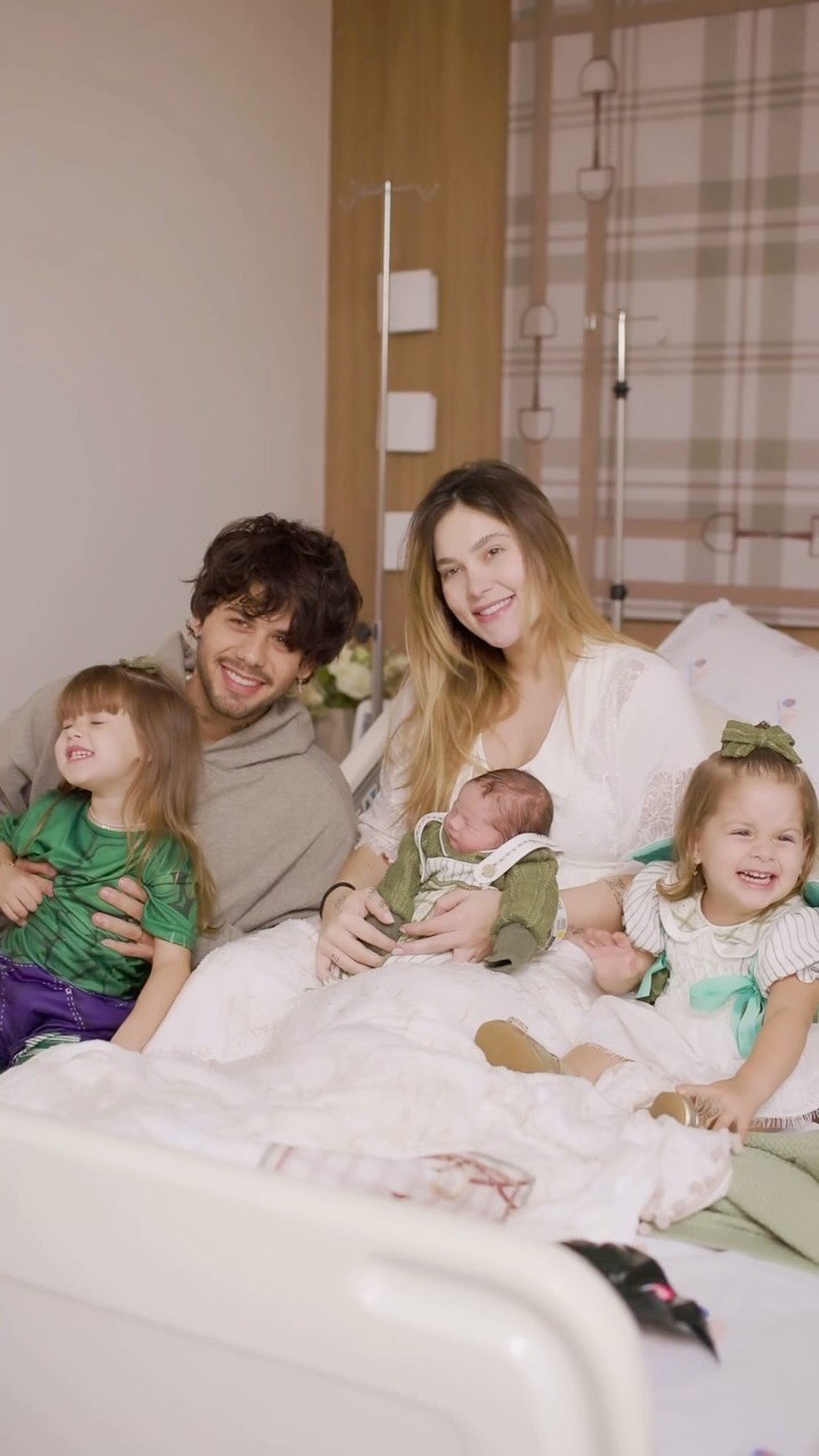 Zé Felipe e Virginia Fonseca com os filhos — Foto: Reprodução/Instagram