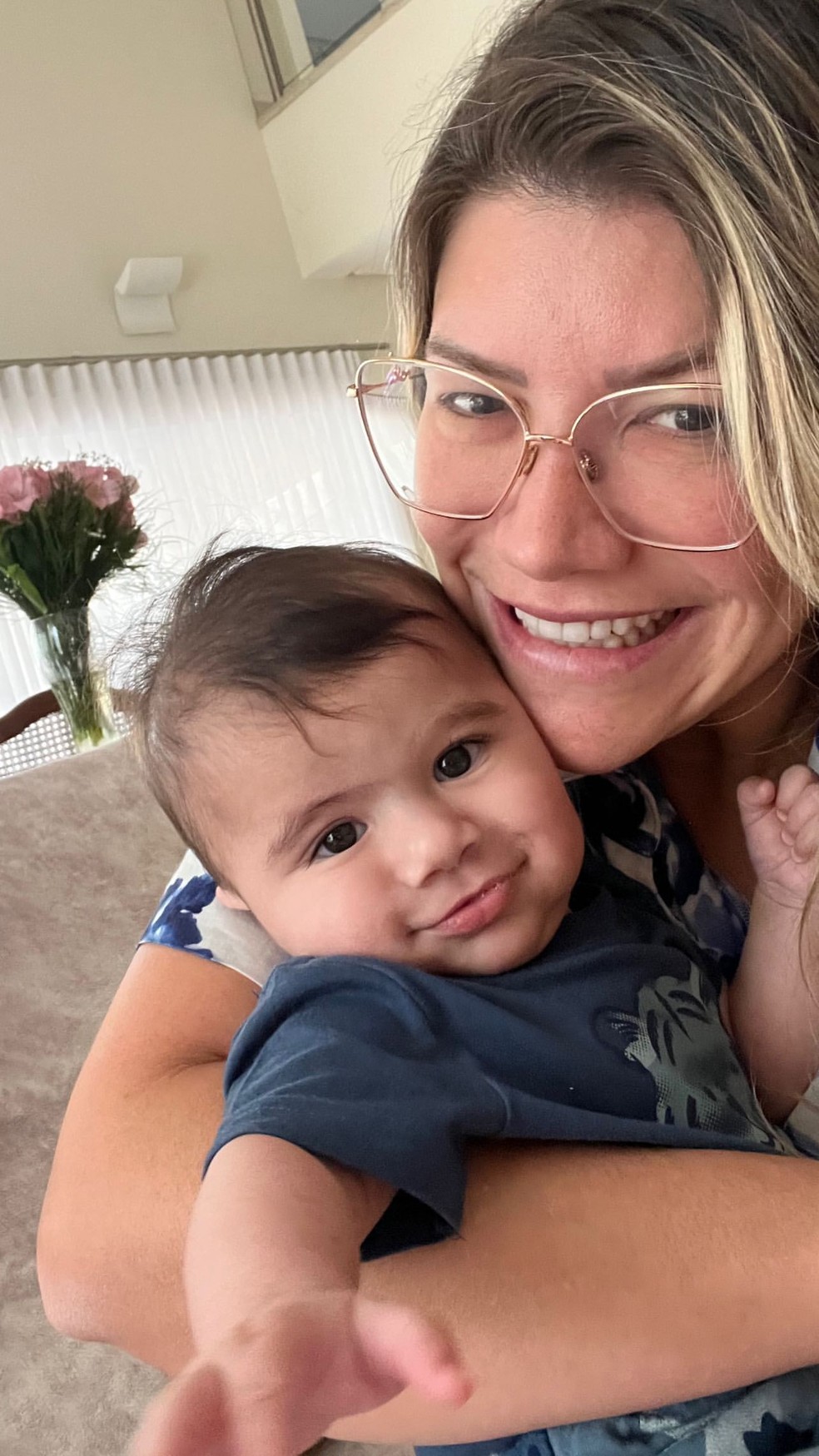 Paulla Vaccari e o filho caçula, Miguel, de 5 meses, em casa após alta hospitalar — Foto: Reprodução/Instagram