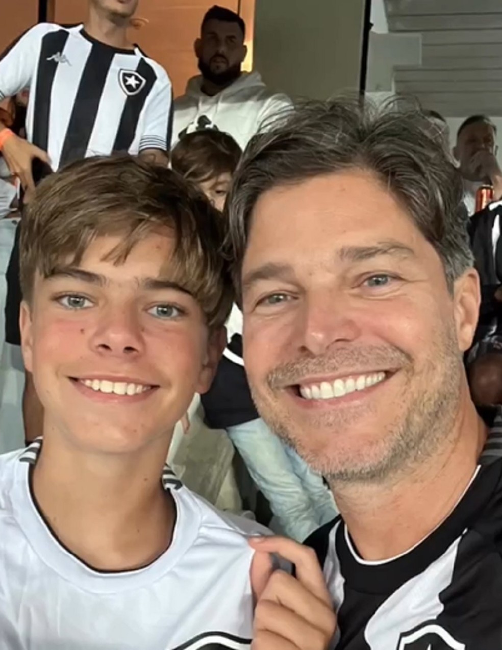 Erik Marmo e o filho mais velho, Daniel, são torcedores do Botafogo — Foto: Reprodução/Instagram