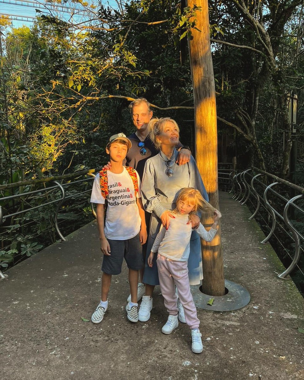 Eliana com o marido, Adriano Ricco, e os filhos, Arthur e Manuela  — Foto: Instagram