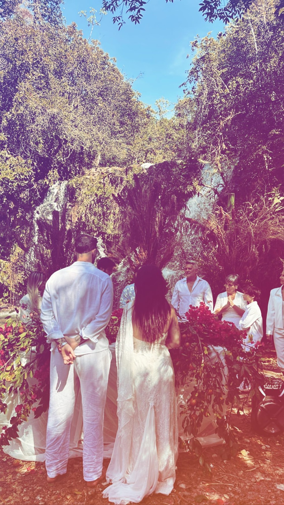 Em cachoeira, Cleo e Leandro Dlucca se casam novamente — Foto: Instagram