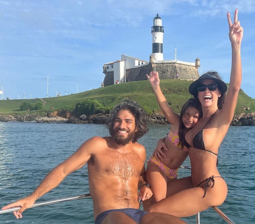 Deborah Secco, Hugo Moura e Maria Flor &mdash; Foto: Reprodu&ccedil;&atilde;o/Instagram