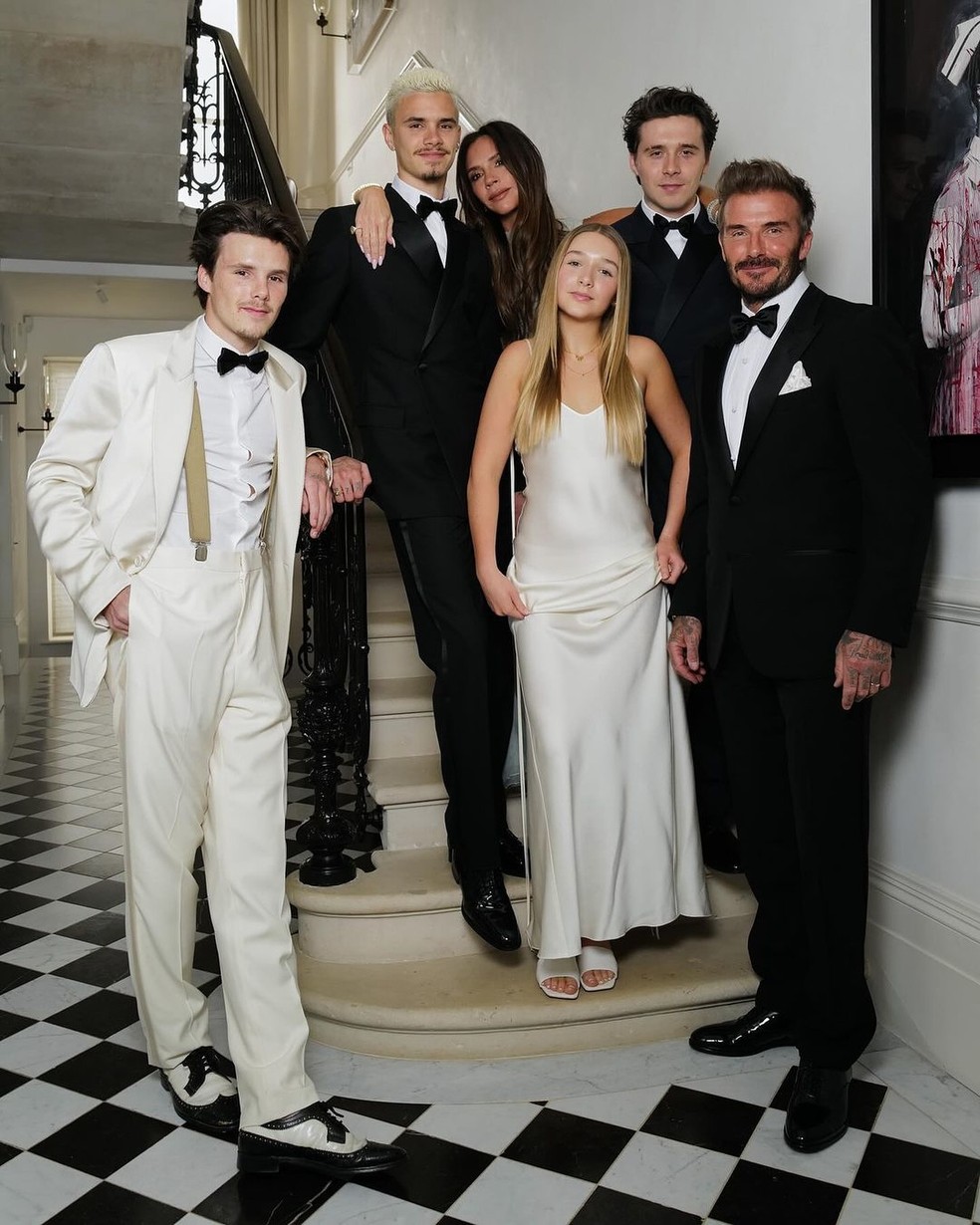 David e Victoria Beckham posam com os filhos — Foto: Reprodução/Instagram
